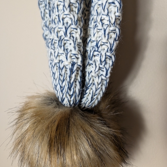 NWT Pom Pom Wrap Scarf - Picture 3 of 4